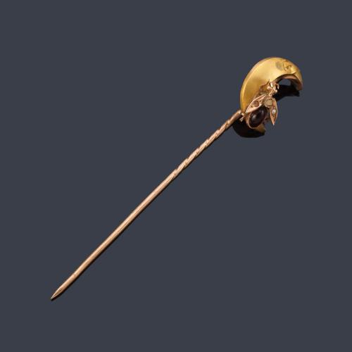 Alfiler con motivo de media luna y mosquita, realizado en oro amarillo de 18K. S. XIX.