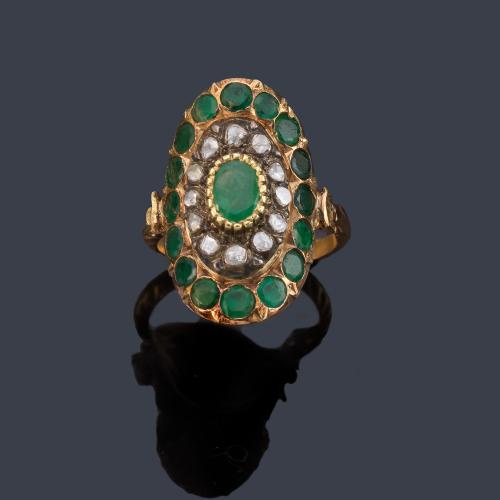 Anillo lanzadera época Isabelina con esmeraldas y diamantes talla rosa. S. XIX.