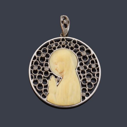 Medalla época 'art decó' con La Imagen de La Virgen con diamantes talla rosa. Años '20.