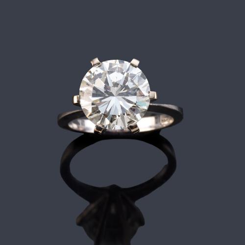 Solitario con brillante de 5,16 ct en montura de oro blanco de 18K.