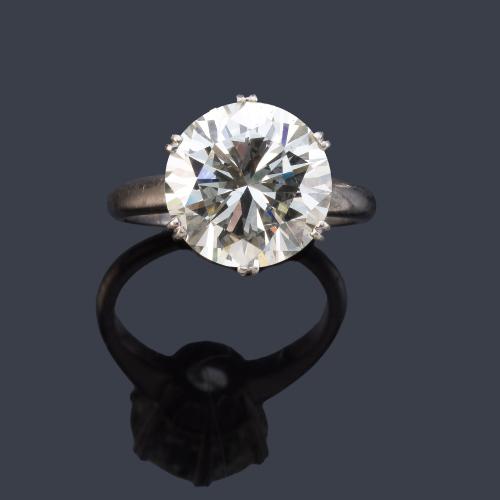 Solitario con brillante de 6,40 ct en montura de oro blanco de 18K.