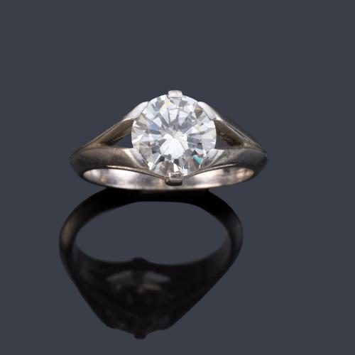 Solitario con brillante de 2,26 ct en montura de oro blanco de 18K.