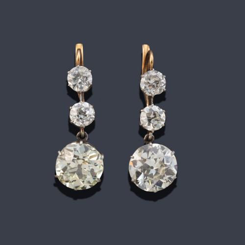 Pendientes largos con diamantes talla antigua de aprox. 2,70 ct y 2,94 ct los de mayor tamaño y el resto de aprox. 1,50 ct en total. Ppios S. XX. Con estuche.