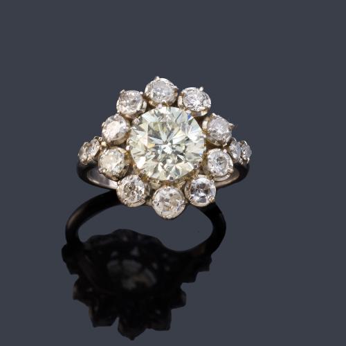Anillo rosetón con brillante central de aprox. 2,20 ct con orla de diamantes talla antigua de aprox. 1,10 ct en total. Años '30.