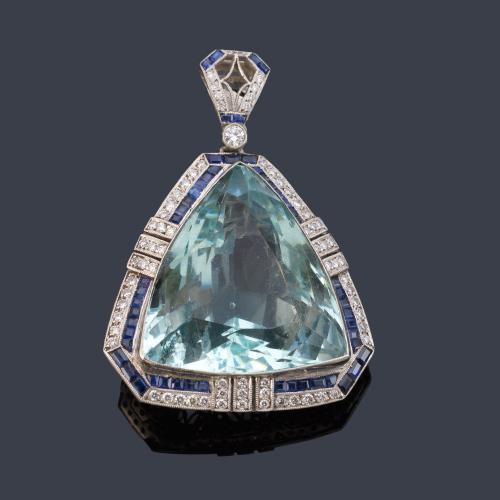 Colgante con gran aguamarina facetada de aprox. 50,00 ct con orla de zafiros calibrados y diamantes talla 8/8 de aprox. 1,00 ct en total.