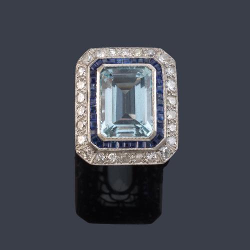 Anillo con aguamarina talla esmeralda de aprox. 9,00 ct con doble orla de brillantes de aprox. 1,30 ct y zafiros calibrados.