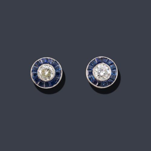 Pendientes cortos 'ojo de perdiz' con pareja de brillantes de aprox. 0,30 ct cada uno y orla de zafiros calibrados.