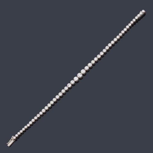 Pulsera rivière con brillantes de aprox. 6,50 ct en total en montura de platino.
