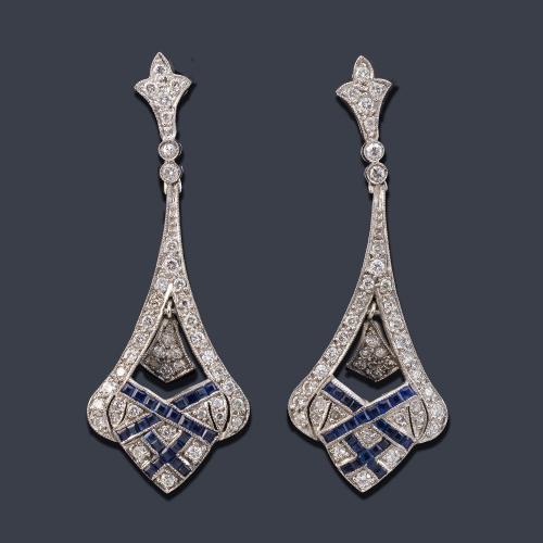 Pendientes largos estilo 'art decó' con diamantes talla sencilla de aprox. 1,80 ct en total y zafiros calibrados.