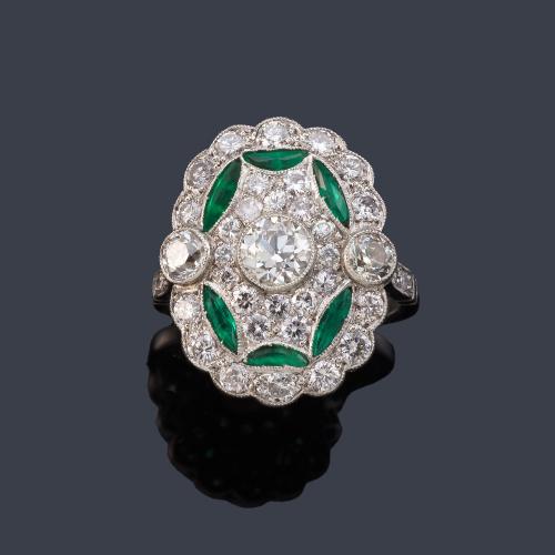 Anillo lanzadera con brillantes de aprox. 1,90 ct en total y esmeraldas calibradas.