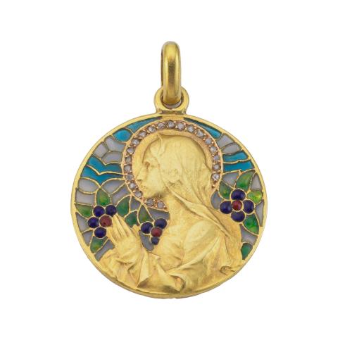 Medalla devocional con La Imagen de La Virgen decorada con diamantes talla rosa y esmalte 'Plique-à-jour' en montura de oro amarillo de 18K. Años '30.