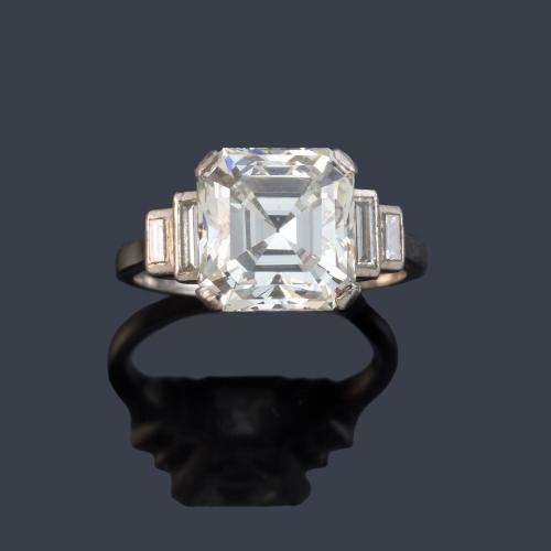 Solitario con diamante talla cushion de 5,03 ct con diamantes talla baguette en ambos lados.