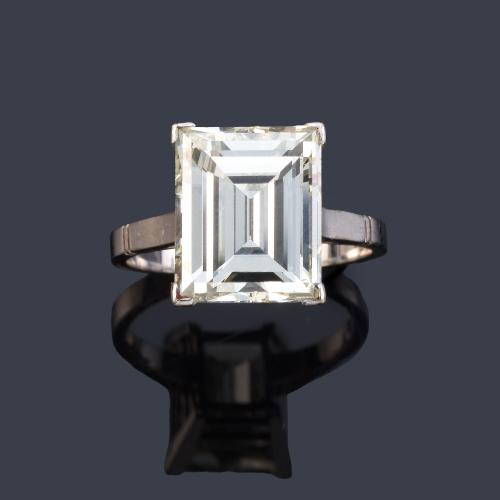 Solitario con diamante talla esmeralda de 7,11 ct en montura de oro blanco de 18K.