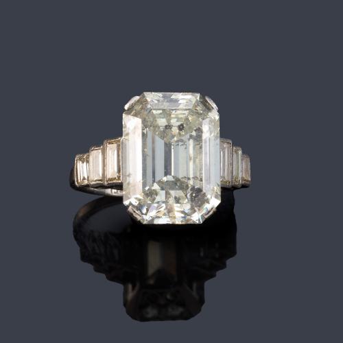 Anillo con diamante talla esmeralda de 8,39 ct con diamantes talla baguette en ambos lados.