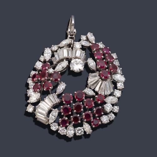 Colgante con diseño circular con diamantes talla brillante, marquís, trapecio y baguette de aprox. 8,52 ct y rubíes talla redonda de aprox. 6,00 ct en total.