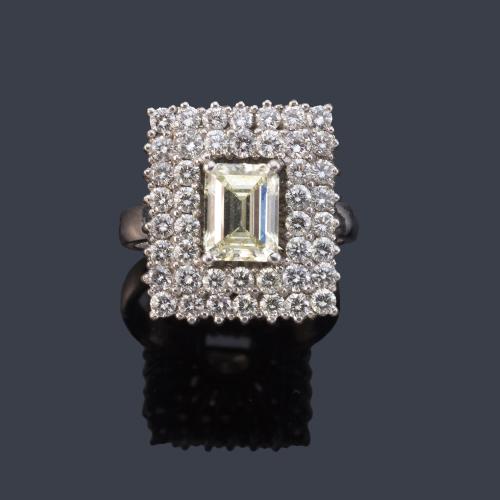 Anillo con diamante talla esmeralda de aprox. 1,60 ct y doble orla de brillantes de aprox. 1,72 ct en total.