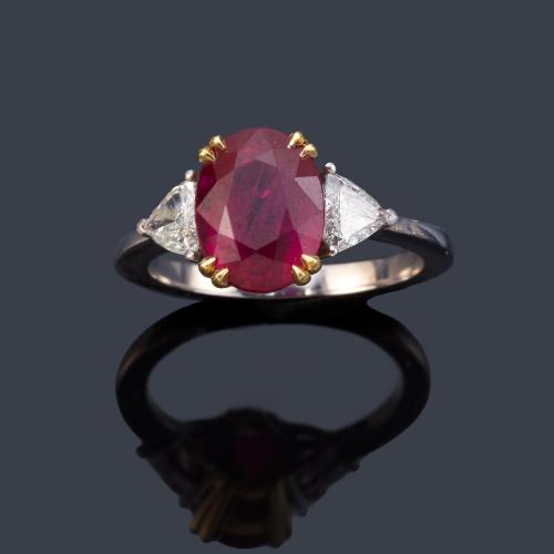 Anillo con rubí talla oval de aprox. 4,01 ct con dos diamantes talla triángulo de aprox. 0,40 ct en total. Certificado C. Dunaigre Switzerland.