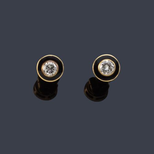 Dormilonas con pareja de brillantes de aprox. 0,60 ct en total con orla de esmalte negro.