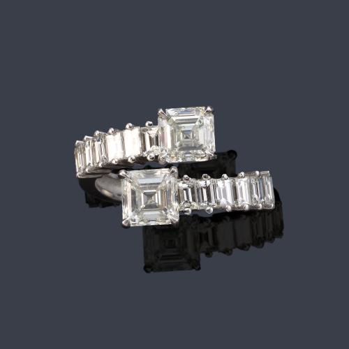 Anillo 'Tú y Yo' con pareja de diamantes talla 'Assher' de aprox. 2,02 ct y doble banda de diamantes talla baguette de aprox. 0,90 ct en total.