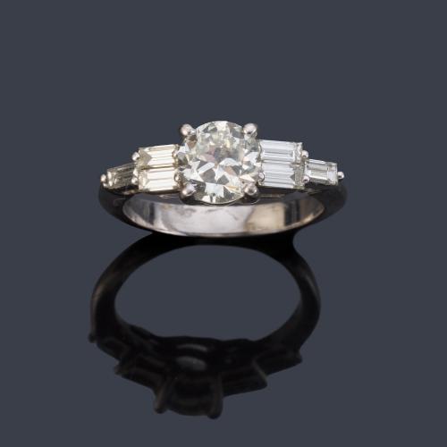 Solitario con brillante de aprox. 1,35 ct con diamantes talla baguette en ambos lados.