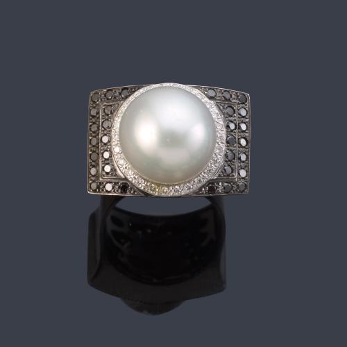 Anillo con perla australiana de aprox. 13,94 mm con orla de brillantes sobre pavé de diamantes negros.