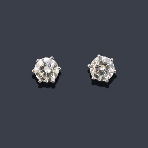 Dormilonas con pareja de brillantes de aprox. 1,07 ct y 1,02 ct en montura de oro blanco de 18K.