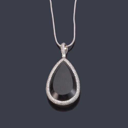 Colgante con cuarzo ahumado talla perilla con doble orla de brillantitos.