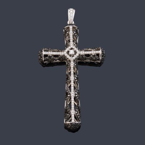 Cruz calada con diamantes negros e incoloros de aprox. 2,82 ct en total.
