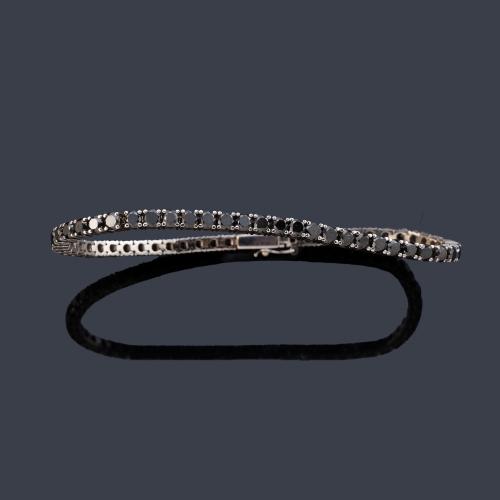 Pulsera riviére con diamantes negros de aprox. 4,00 ct en total en montura de oro blanco de 18K.