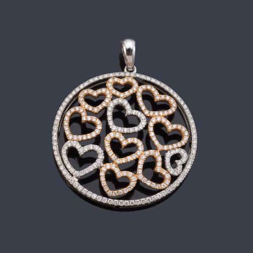 Colgante circular con motivos de corazones con brillantes en oro blanco y rosa de 18K.