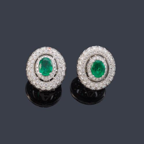 Pendientes cortos con pareja de esmeraldas de aprox. 2,31 ct cada uno sobre pavé de brillantes de aprox. 2,28 ct en total. Reporte gemológico HRD.