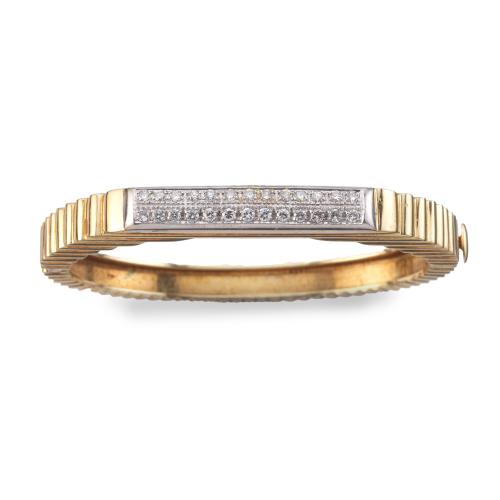 Pulsera rígida años '70 con doble banda de brillantes en montura rallada de oro amarillo de 18K y vista en platino.