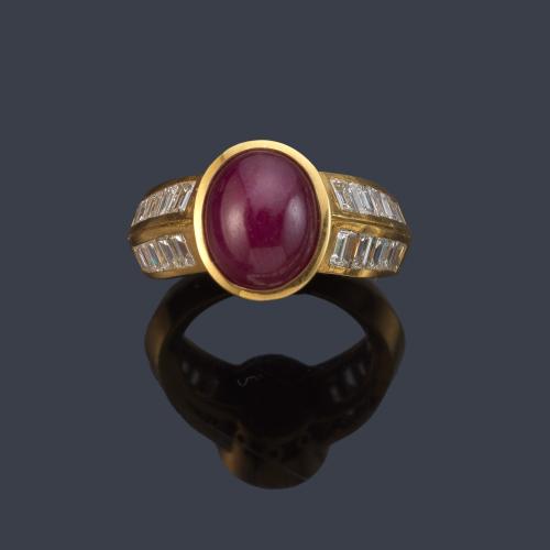 Anillo con rubí talla cabujón de aprox. 5,01 ct con doble banda de diamantes talla baguette de aprox. 0,80 ct en total.