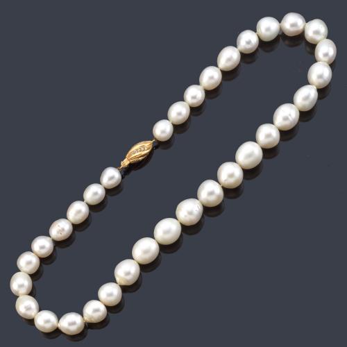 Collar de perlas Australianas de aprox. 13,03 - 10,14 mm con cierre gallonado en oro amarillo de 18K y brillantes.