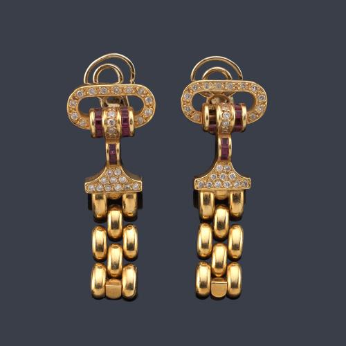 Pendientes largos con brillantes y rubíes calibrados (faltan 7) en montura de oro amarillo de 18K.