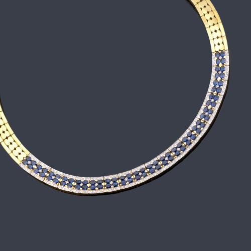 Collar corto con frente enriquecido con zafiros talla fantasía de aprox. 26,30 ct en total y doble banda de brillantes de aprox. 2,20 ct en total.