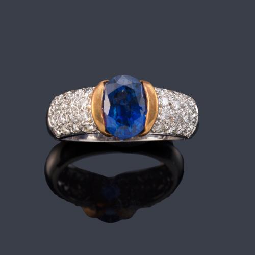 Anillo con zafiro talla oval de aprox. 1,50 ct con pavé de brillantes en ambos.