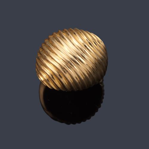 Anillo bombé con diseño gallonado en oro amarillo de 18K.