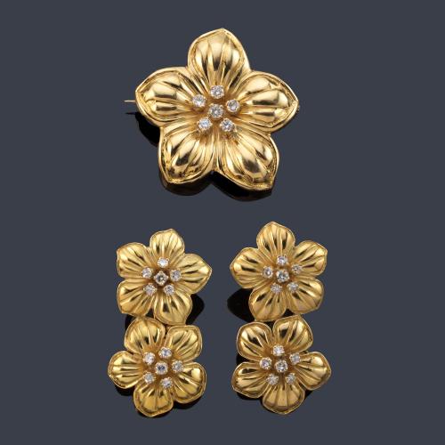 Pendientes largos y broche con diseño floral y centro de diamantes talla 8/8 y brillante.