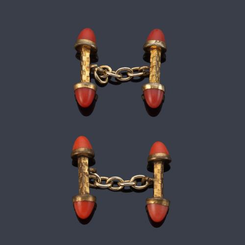 Gemelos rematados con piezas de coral en metal dorado.