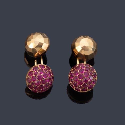 Gemelos con diseño bombé con pavé de rubíes sintéticos en montura de oro amarillo de 18K.