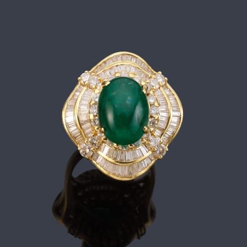 Anillo con esmeralda talla cabujón de aprox. 7,13 ct con doble orla tipo bailarina con diamantes talla trapecio y brillante de aprox. 3,50 ct en total.