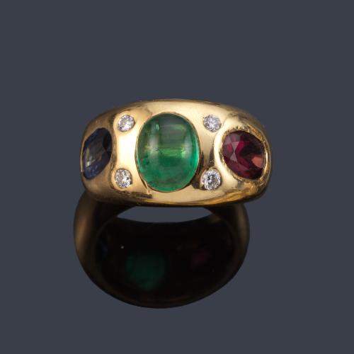 Anillo con esmeralda talla cabujón, con zafiro y rubí talla oval con brillantitos, en montura de oro amarillo de 18K.