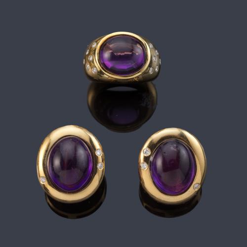  Pendientes cortos y anillo con amatistas talla cabujón y brillantes en montura de oro amarillo de 18K.