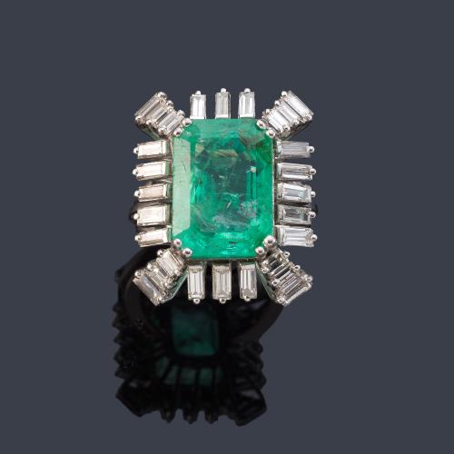 Anillo con esmeralda central de aprox. 11,92 ct con orla de diamantes talla baguette de aprox. 1,90 ct en total.