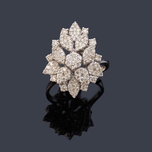 Anillo con diseño vegetal con cuajado de brillantes de aprox. 1,35 ct en total.