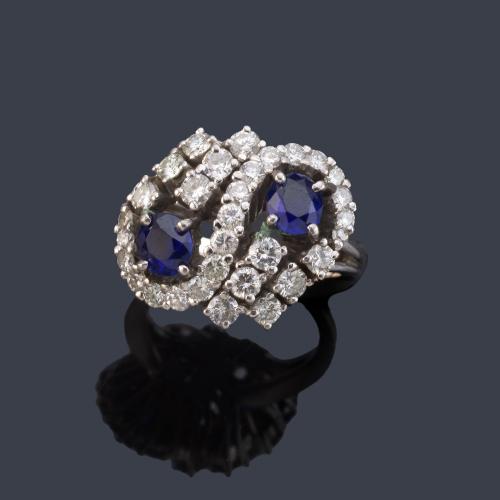  Anillo con pareja de zafiros talla oval y bandas onduladas de brillantes de aprox. 2,20 ct en total.