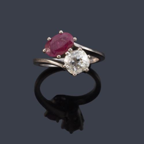 Anillo 'Tu y Yo' con un rubí talla oval de aprox. 1,50 ct y diamante talla 'old cushion' de aprox. 1,30 ct.