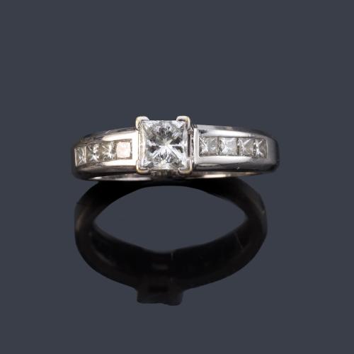  Anillo con diamante talla princesa de aprox. 1,01 ct con banda de diamantes talla princesa en ambos lados.