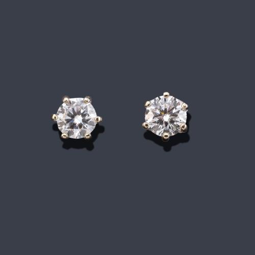 Dormilonas con pareja de brillantes de 0,55 ct cada uno en montura de oro blanco de 18K.